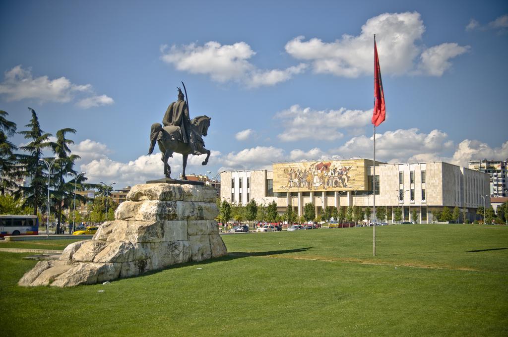 Lugano Hotel Tirana Kültér fotó