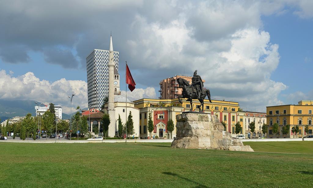 Lugano Hotel Tirana Kültér fotó